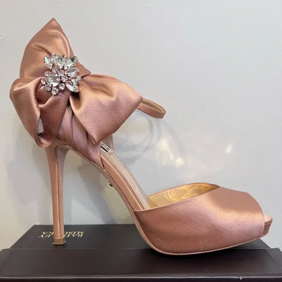 Badgley mischka cheap samra bow pump